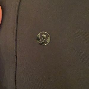 Lululemon Men’s Joggers. No idea what the style is or size but measured for you!